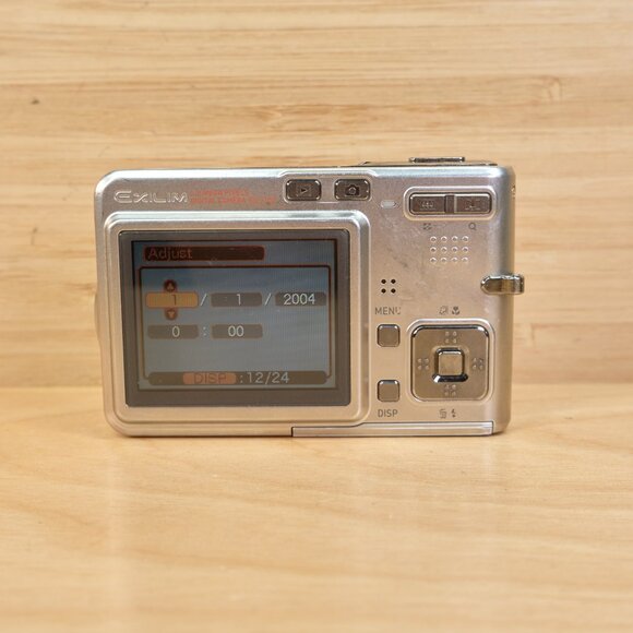 Casio Exilim EX-S100 / Ultra Slim 3.2MP Digital Camera / Credit Card Size - Picture 4 of 9